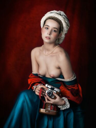 DAMA PORTRAIT WITH CAMERA DAMA PORTRAIT WITH CAMERA
